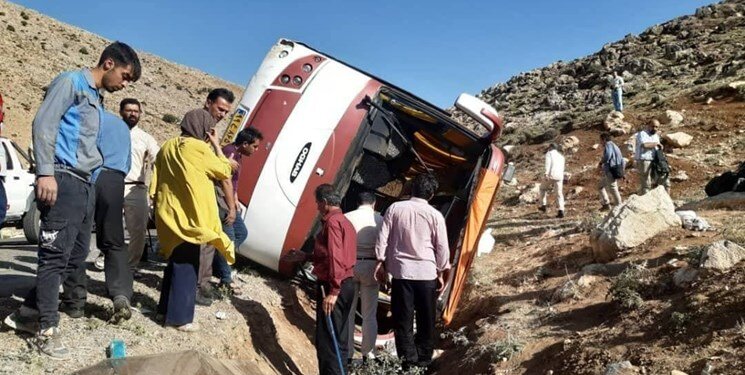 پرونده حادثه واژگونی اتوبوس محور فیروزآباد – کوار در کمیسیون عمران مجلس بررسی می‌شود