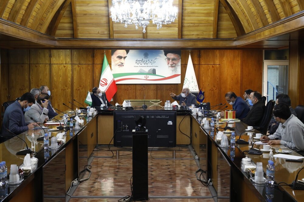 در تحقق رهنمودهای رهبری و دفاع از حقوق محرومین سرسازش با صاحبان زر و زور نداریم