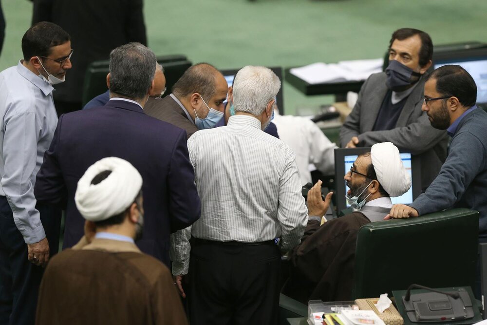 معافیت مالیاتی برای شرکت های بورسی سرمایه گذار در بخش تولید/ تعیین تکلیف مجلس برای واگذاری شرکت های دولتی