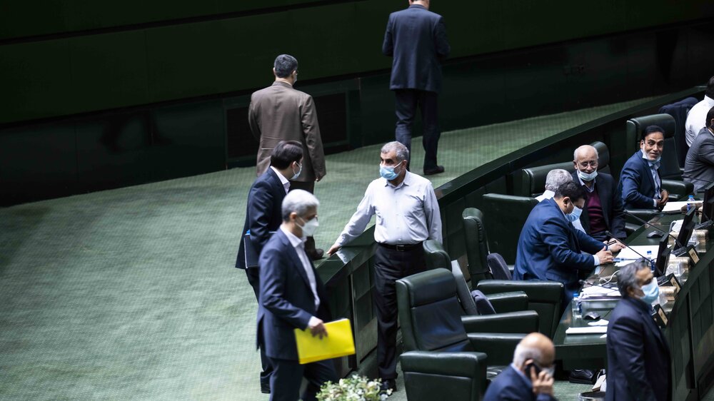 واگذاری سهام سرخابی ها در بورس/ تصویب کلیات طرح صیانت از حقوق کاربران در فضای مجازی