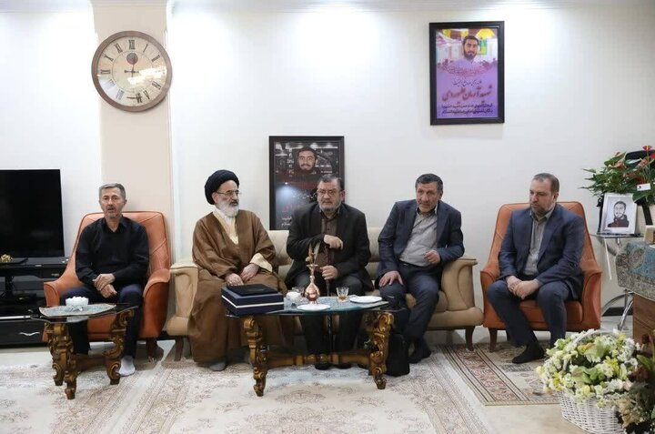 دیدار جمعی از نمایندگان تهران با خانواده شهید آرمان علی وردی