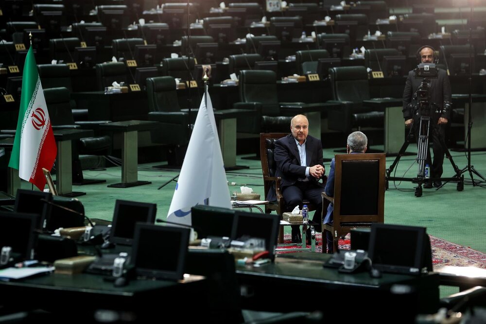 گرانی ارز نشأت گرفته از افزایش نقدینگی است/ ارزش داراییهای مازاد دولت ۱۸ هزار هزار میلیارد تومان است/ اصرار بر تعیین قیمت اسمی ارز باعث ایجاد رانت میشود