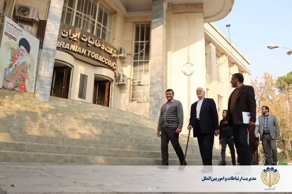 مدیرعامل شرکت دخانیات با دمپایی از پیشکسوتان دفاع مقدس استقبال کرد + تصاویر