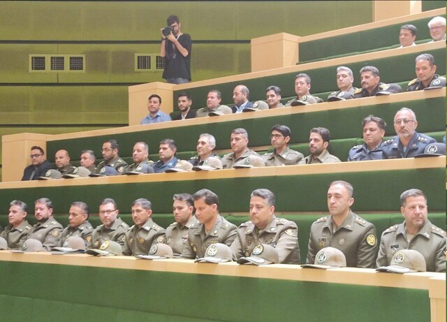 حضور جمعی از فرماندهان ارتش در صحن مجلس‌