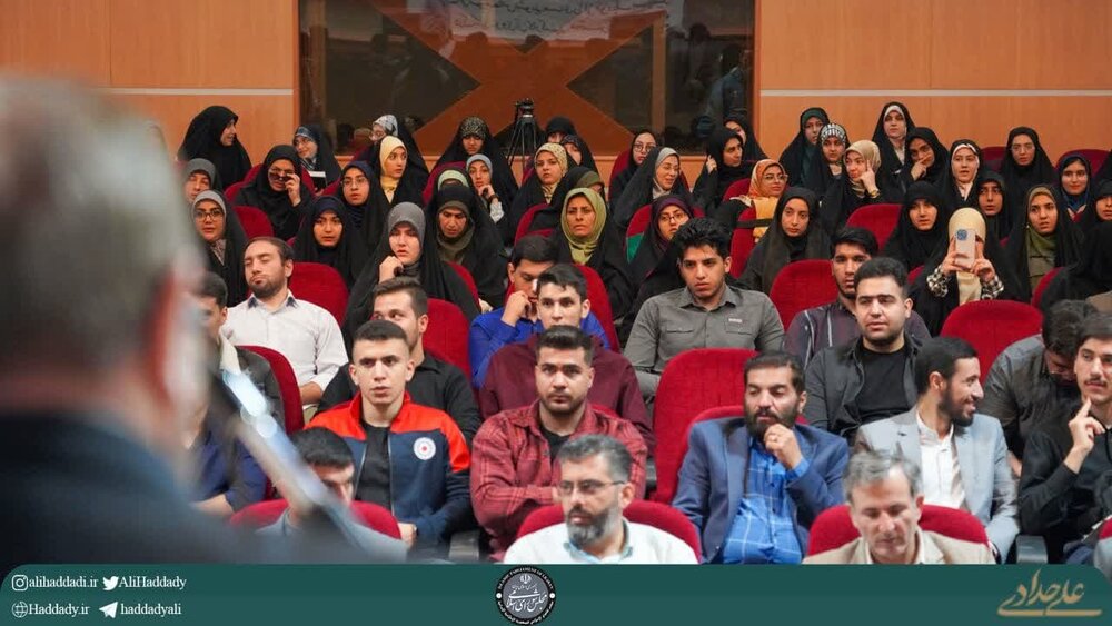 اهدا کتاب «قانون برنامه هفتم پیشرفت جمهوری اسلامی ایران» به سازمان بسیج دانشجویی البرز