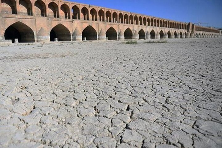 با انتقال آب دریا از داخل و خارج اصفهان بحران آب زاینده‌رود حل می‌شود