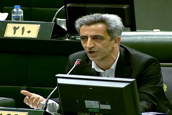 محمدی: برخی از استادان دانشگاه آزاد بازنشسته اجباری شدند/ مجلس ورود کند