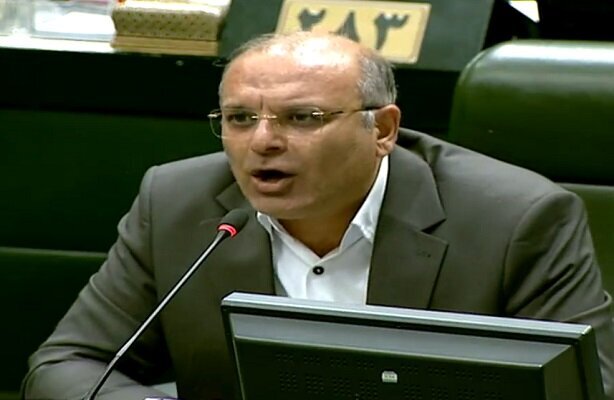لک علی‌آبادی: نمایندگان سابق در سایه نشسته‌اند، مجلس را تخریب می‌کنند