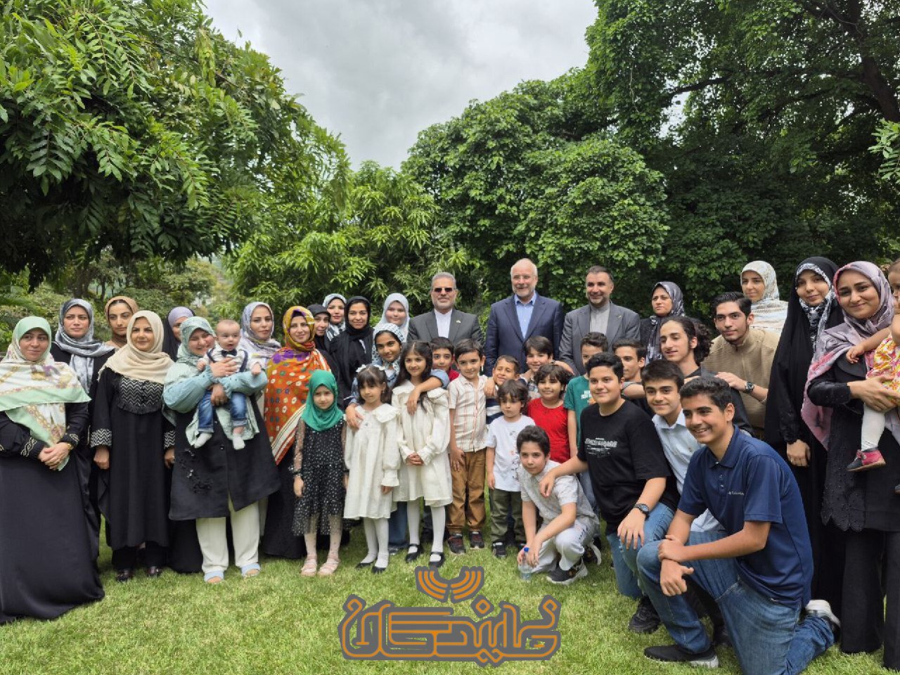 عکس یادگاری قالیباف در سفر به کاراکاس با کودکان ایرانی مقیم ونزوئلا