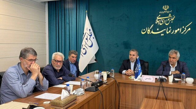 نمایندگان ادوار با سلایق سیاسی متفاوت در کنار نمایندگان فعلی پای کار ایستاده‌اند 