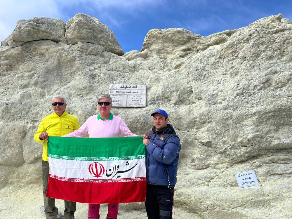 یک نماینده مجلس به قله دماوند صعود کرد+ عکس