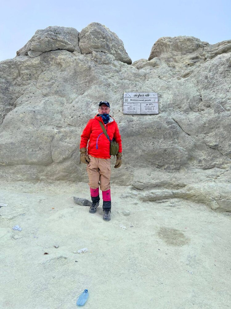 یک نماینده مجلس به قله دماوند صعود کرد+ عکس