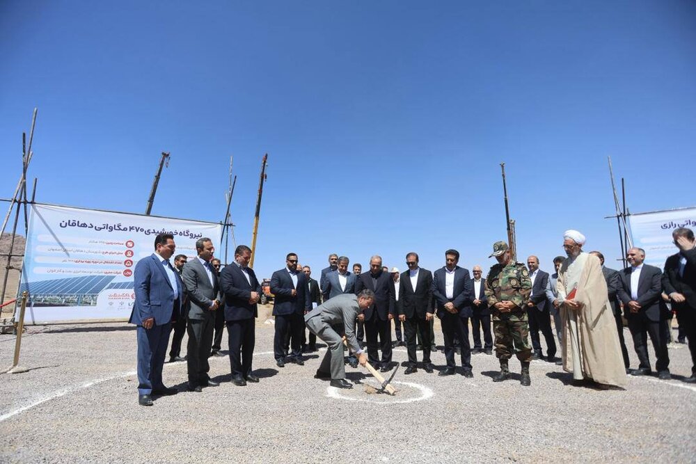 آغاز عملیات اجرایی نیروگاه‌های خورشیدی شهرضا و دهاقان در اصفهان با حضور ویدیو کنفرانس وزیر نیرو و حمایت بانک گردشگری