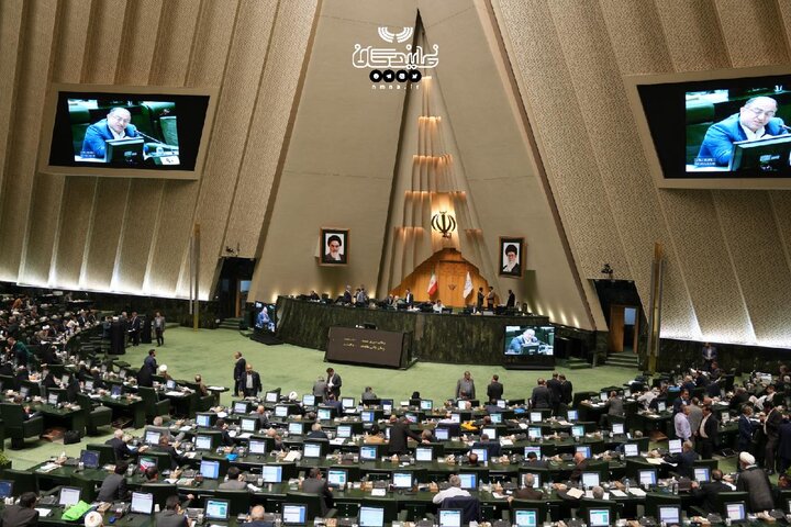 جلسات علنی مجلس در روزهای دوشنبه و سه‌شنبه به‌صورت دو شیفت برگزار می‌شود 
