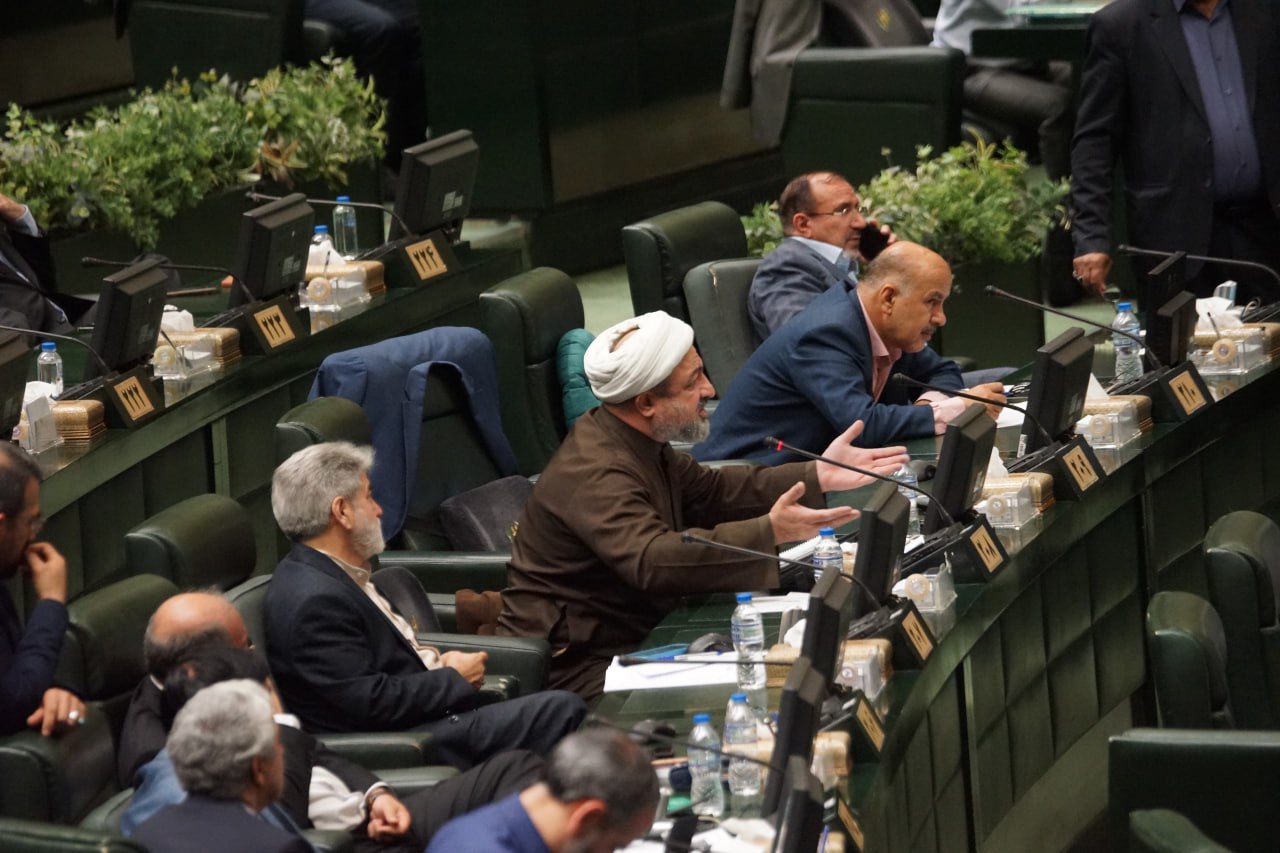 اصل ماجرای درگیری لفظی و مشاجره در صحن مجلس چه بود+ تصاویر