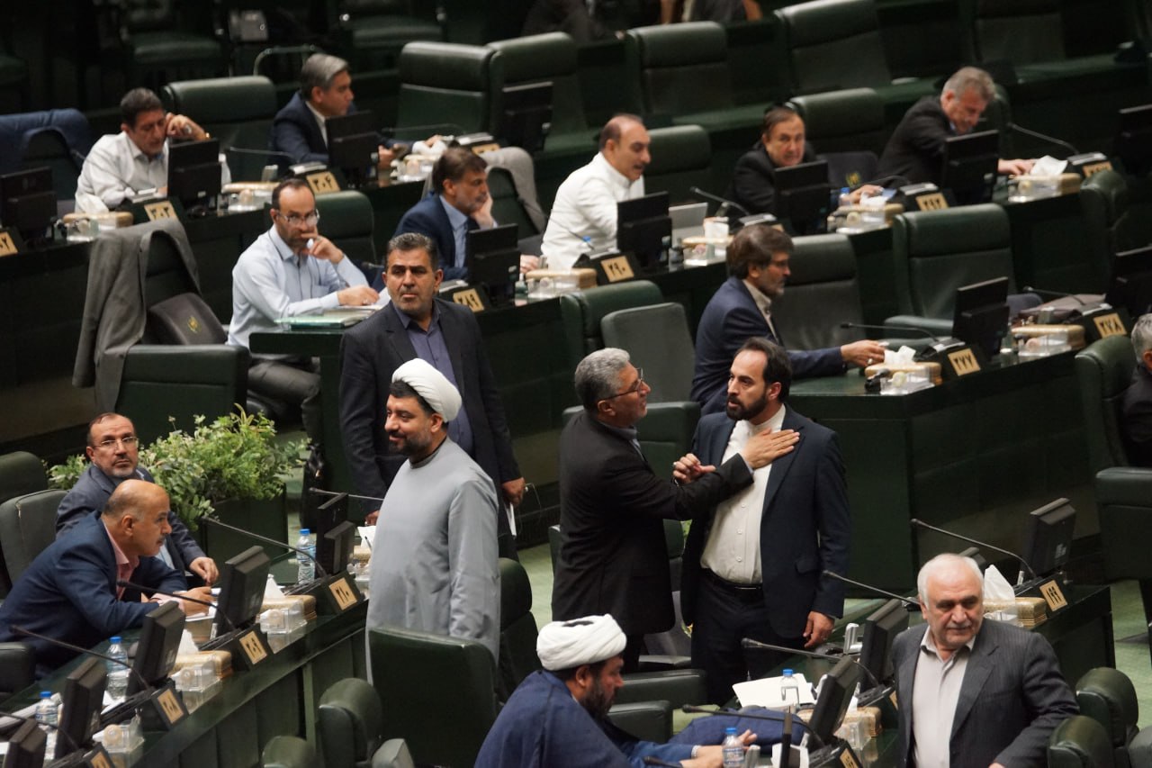 اصل ماجرای درگیری لفظی و مشاجره در صحن مجلس چه بود+ تصاویر