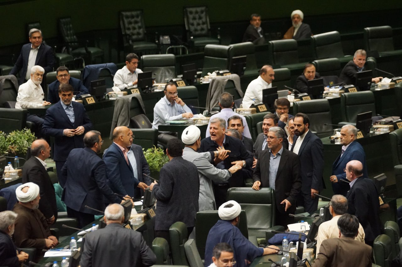 اصل ماجرای درگیری لفظی و مشاجره در صحن مجلس چه بود+ تصاویر