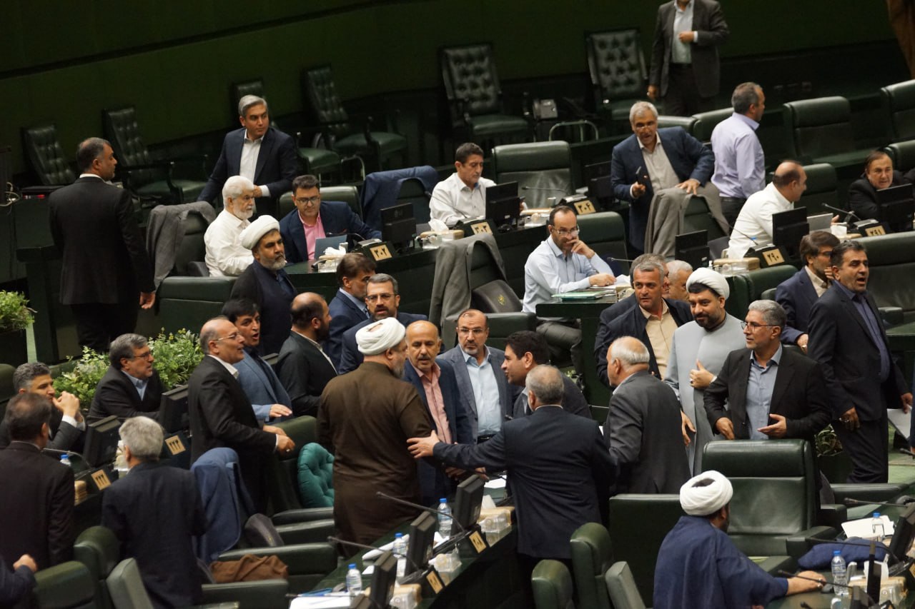 اصل ماجرای درگیری لفظی و مشاجره در صحن مجلس چه بود+ تصاویر