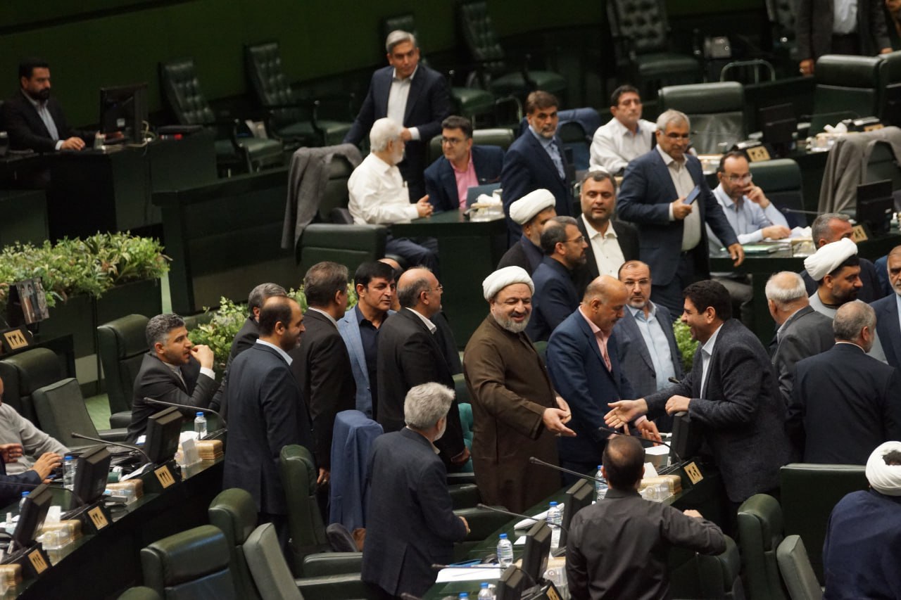 اصل ماجرای درگیری لفظی و مشاجره در صحن مجلس چه بود+ تصاویر