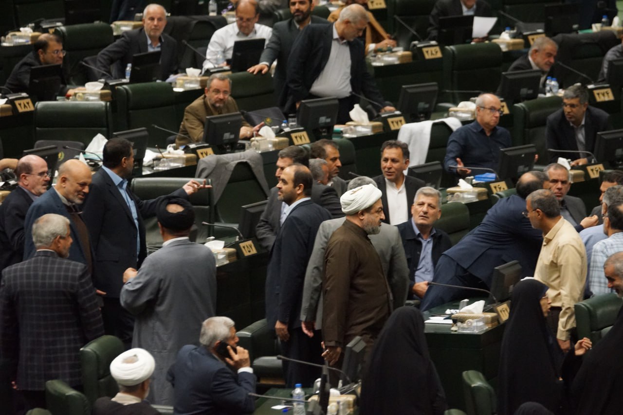 اصل ماجرای درگیری لفظی و مشاجره در صحن مجلس چه بود+ تصاویر