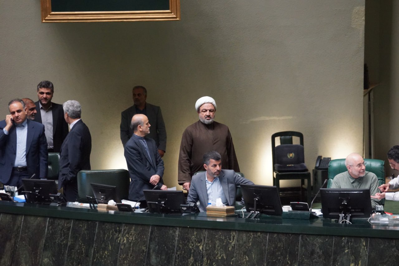 اصل ماجرای درگیری لفظی و مشاجره در صحن مجلس چه بود+ تصاویر