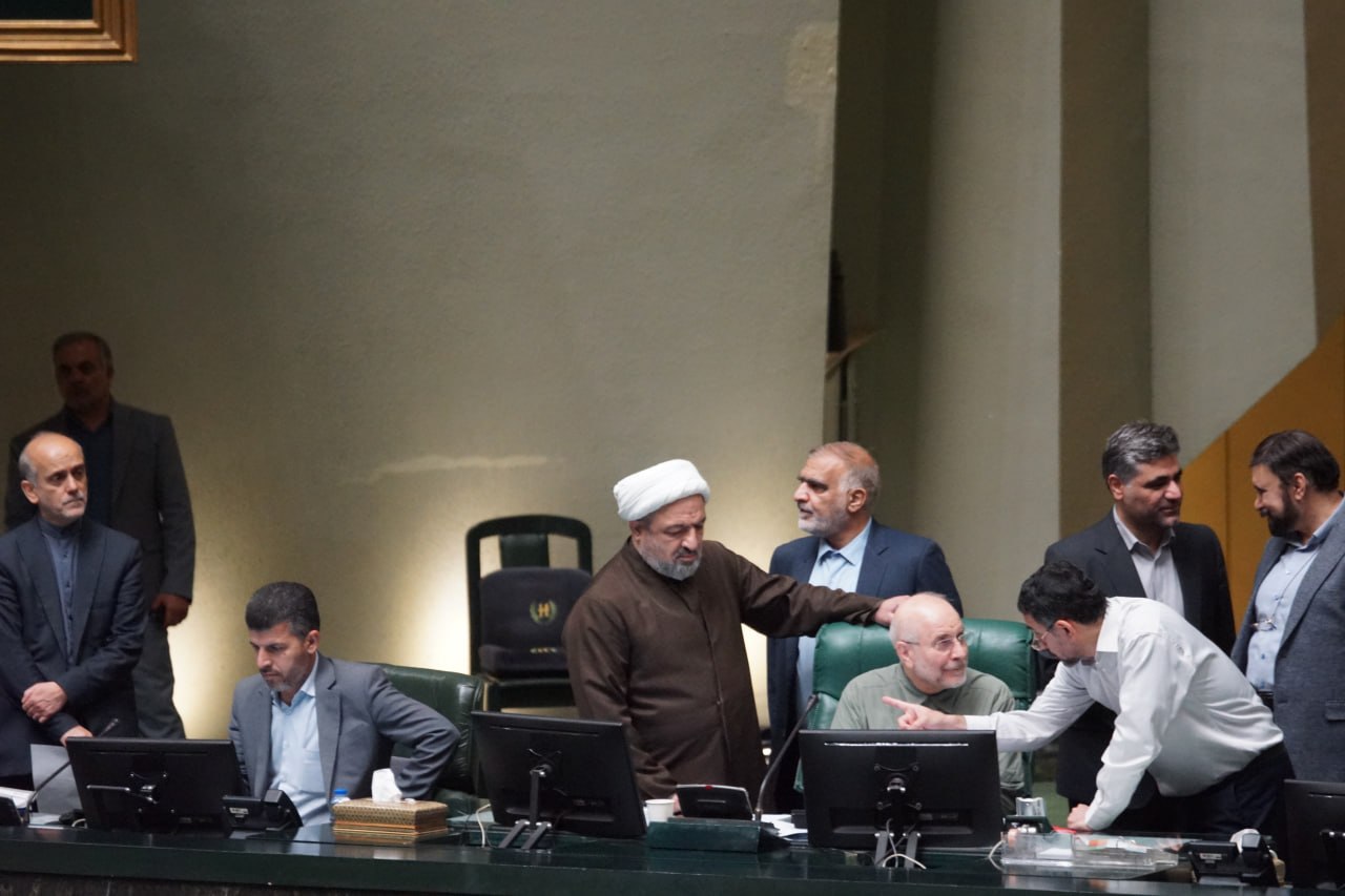 اصل ماجرای درگیری لفظی و مشاجره در صحن مجلس چه بود+ تصاویر