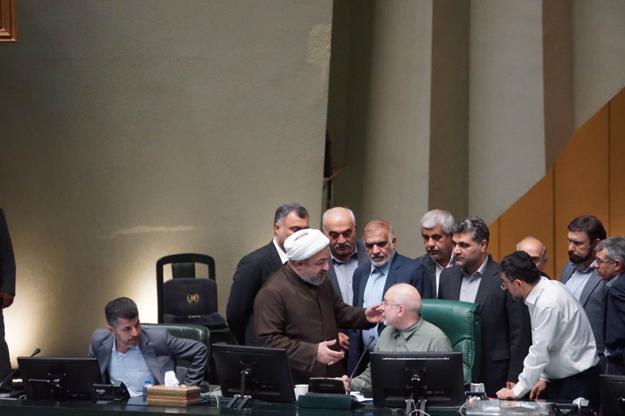 اصل ماجرای درگیری لفظی و مشاجره در صحن مجلس چه بود+ تصاویر
