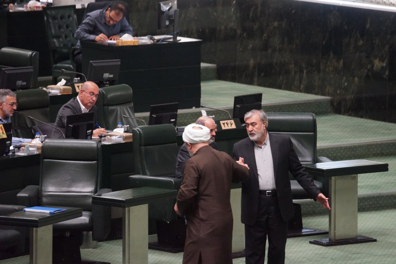 اصل ماجرای درگیری لفظی و مشاجره در صحن مجلس چه بود+ تصاویر