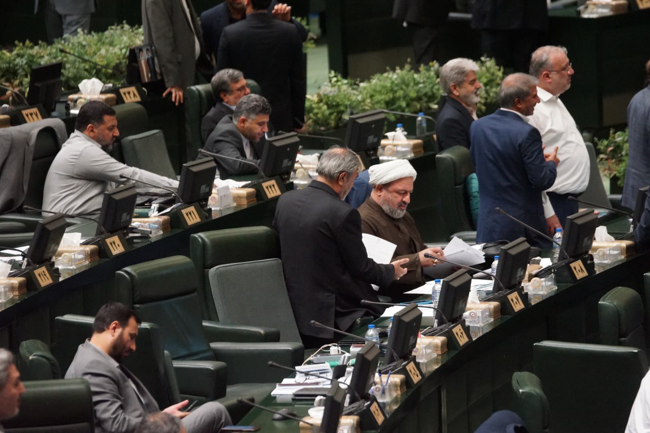 اصل ماجرای درگیری لفظی و مشاجره در صحن مجلس چه بود+ تصاویر