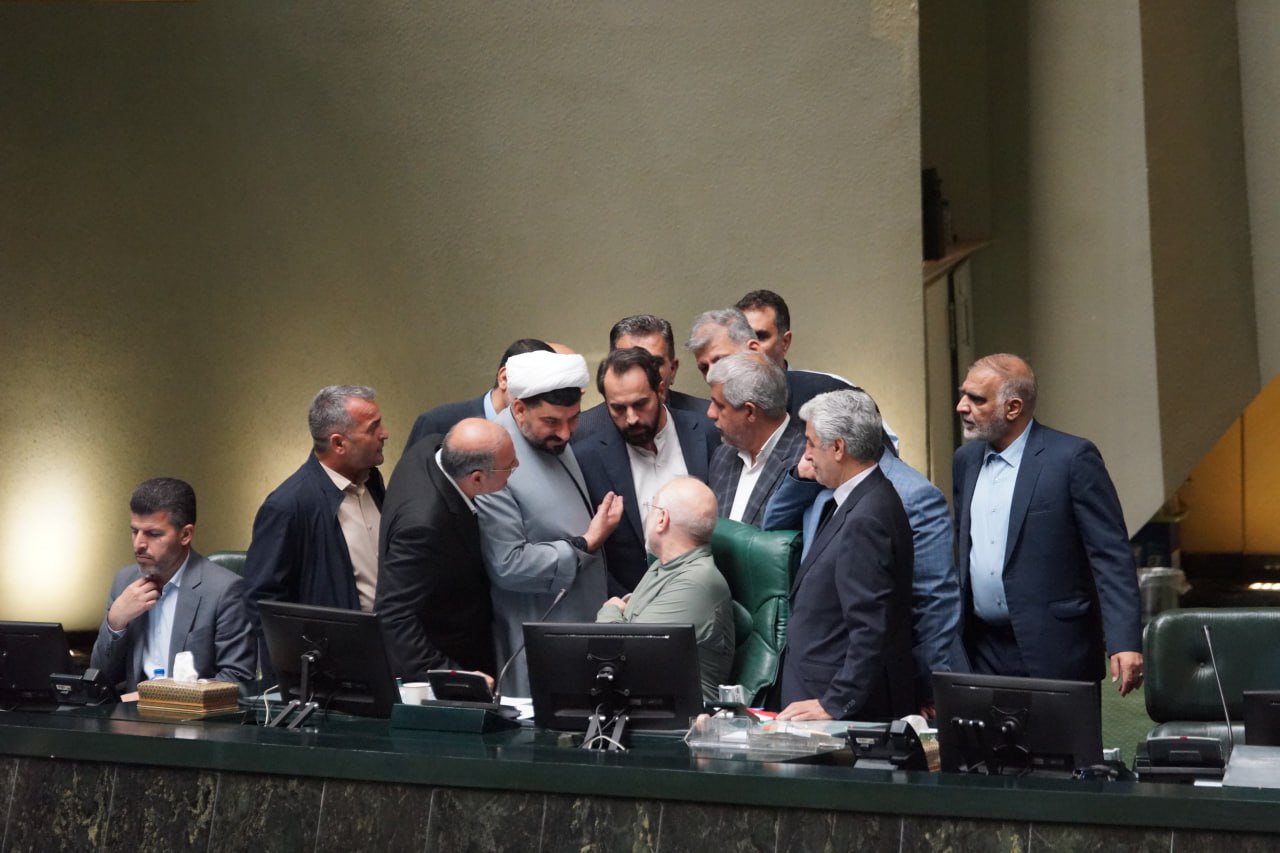 اصل ماجرای درگیری لفظی و مشاجره در صحن مجلس چه بود+ تصاویر