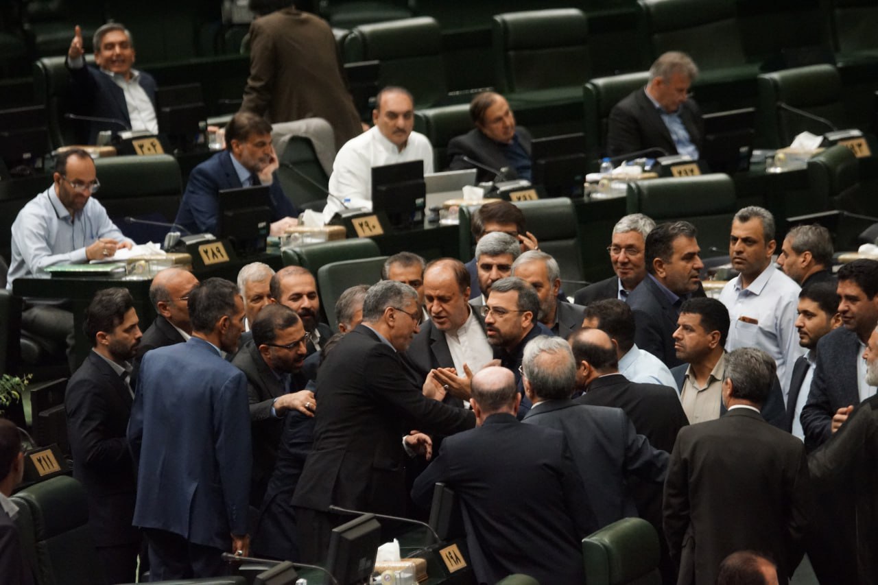 اصل ماجرای درگیری لفظی و مشاجره در صحن مجلس چه بود+ تصاویر