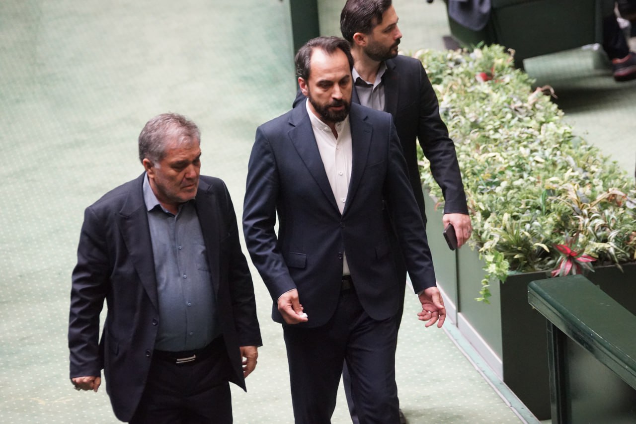 اصل ماجرای درگیری لفظی و مشاجره در صحن مجلس چه بود+ تصاویر