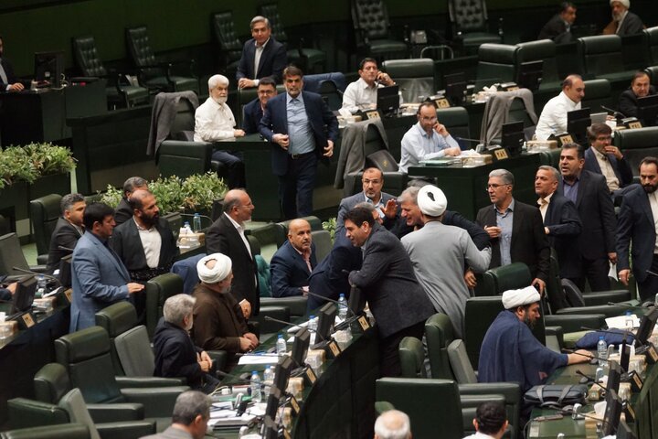 اصل ماجرای درگیری لفظی و مشاجره در صحن مجلس چه بود+ تصاویر