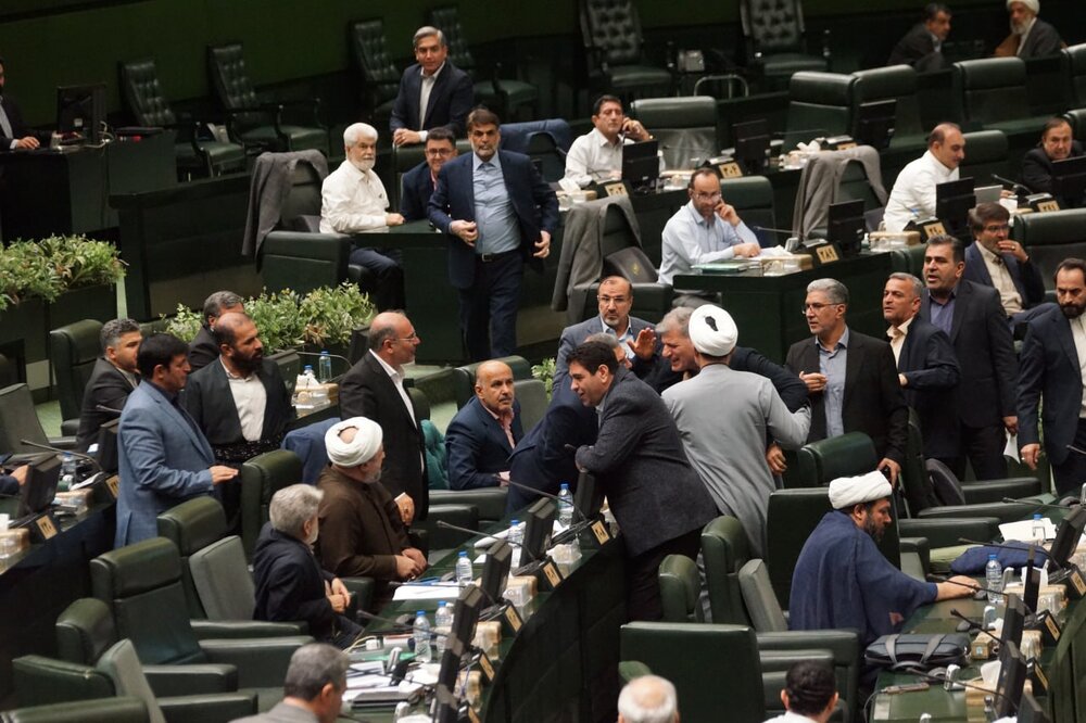 اصل ماجرای درگیری لفظی و مشاجره در صحن مجلس چه بود+ تصاویر