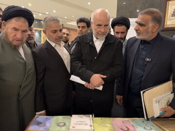 بازدید قالیباف از نمایشگاه کتاب نمایندگان ادوار به مناسبت روز مجلس

