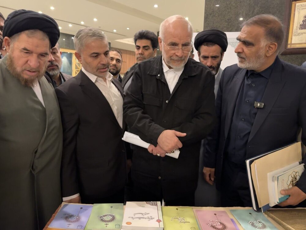 بازدید قالیباف از نمایشگاه کتاب نمایندگان ادوار به مناسبت روز مجلس