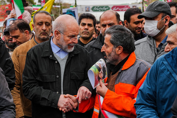 قالیباف در قلب حماسه ۲۲ بهمن/ قاب مشترک رئیس مجلس و ملت در جشن چهل‌وهفت سالگی