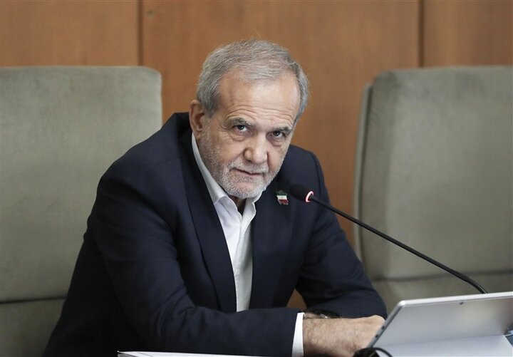 پزشکیان: دستاوردهای نیروهای مسلح در میدان نظامی با صرفه‌جویی در میدان اقتصادی تکمیل شود