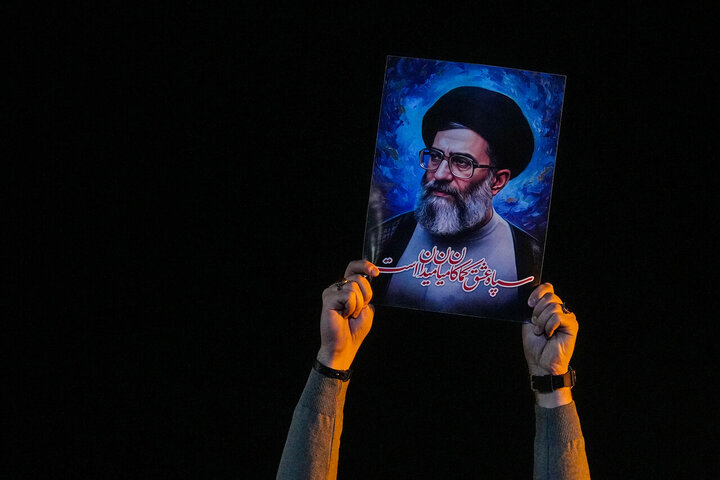 هفتمین شب سوگ پایتخت؛ تجمع مردم تهران در میدان انقلاب