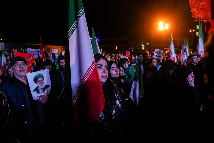 هفتمین شب سوگ پایتخت؛ تجمع مردم تهران در میدان انقلاب