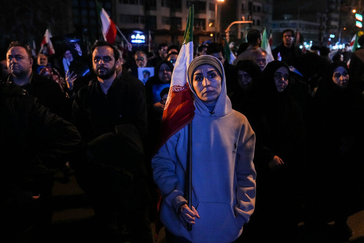 هفتمین شب سوگ پایتخت؛ تجمع مردم تهران در میدان انقلاب