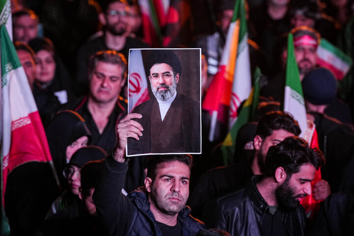هفتمین شب سوگ پایتخت؛ تجمع مردم تهران در میدان انقلاب