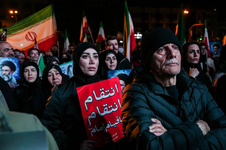 هفتمین شب سوگ پایتخت؛ تجمع مردم تهران در میدان انقلاب