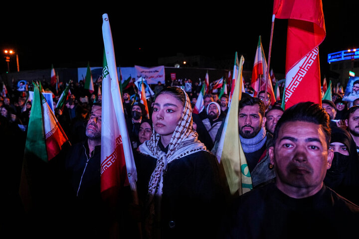 هفتمین شب سوگ پایتخت؛ تجمع مردم تهران در میدان انقلاب