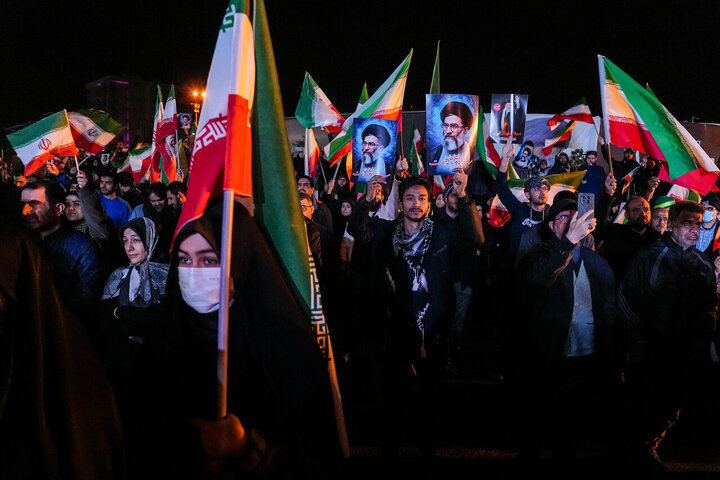 هفتمین شب سوگ پایتخت؛ تجمع مردم تهران در میدان انقلاب