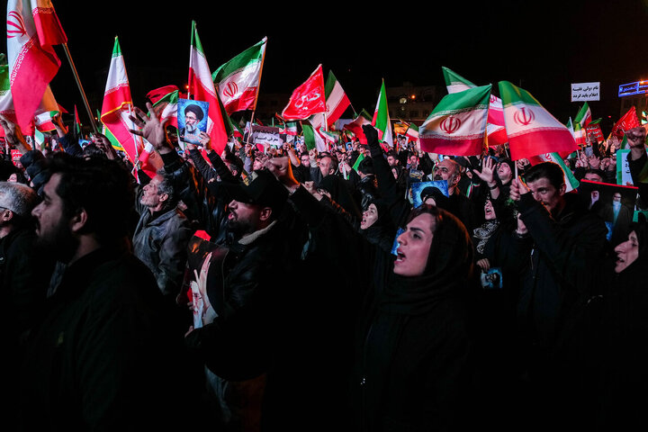 هفتمین شب سوگ پایتخت؛ تجمع مردم تهران در میدان انقلاب