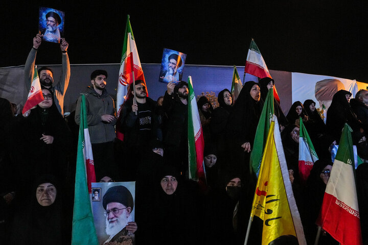 هفتمین شب سوگ پایتخت؛ تجمع مردم تهران در میدان انقلاب