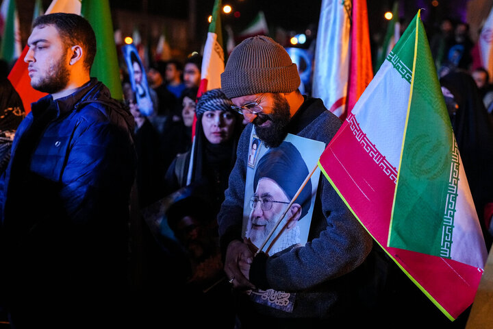 هفتمین شب سوگ پایتخت؛ تجمع مردم تهران در میدان انقلاب
