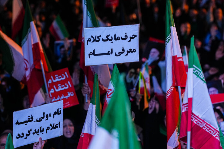 هفتمین شب سوگ پایتخت؛ تجمع مردم تهران در میدان انقلاب