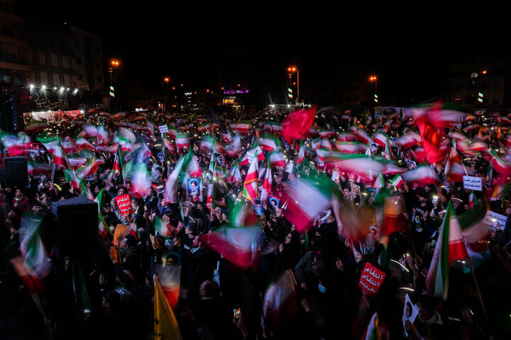 هفتمین شب سوگ پایتخت؛ تجمع مردم تهران در میدان انقلاب